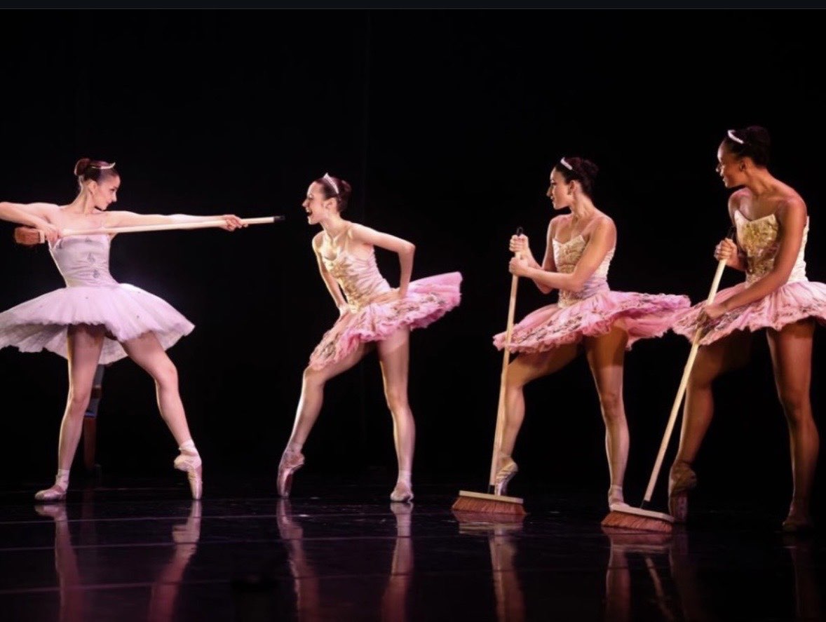 Scène du spectacle Classique ? avec danseuses en tutu